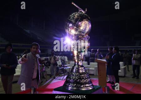 Kalkutta, Westbengalen, Indien. 6.. Dezember 2022. Die Trophäentour für die kommende 15.. Ausgabe der FIH-Hockey-Weltmeisterschaft für Männer wird während einer Veranstaltung in Kalkutta gezeigt. (Kreditbild: © Dipa Chakraborty/Pacific Press via ZUMA Press Wire) Stockfoto