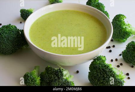 Frische Brokkoli Creme Suppe in der Schüssel, gesundes Essen, leben gesund. Stockfoto