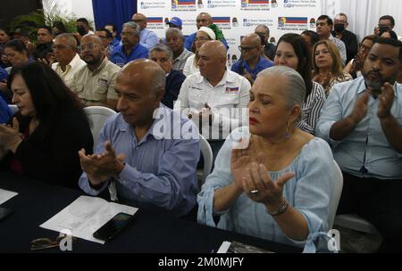 Maracaibo, Venezuela. 06.. Dezember 2022. Die regionale Exekutive der UNT-Partei und die Mitglieder der Zulia State Electoral Commission haben am 6. Dezember 2022 eine Pressekonferenz in der Stadt Maracaibo, Venezuela, einberufen. Die Präsidentin der blauen Markise Nora Bracho war dafür zuständig, die Medien über die Ergebnisse des Wahltags am vergangenen Samstag, dem 3., zu informieren. Die Präsidentin erklärt, sie sei stolz und dankbar gegenüber den Unterstützern, die zu 127.248 Stimmen im Staat Zulia geführt hätten. (Foto: Humberto Matheus/Sipa USA) Guthaben: SIPA USA/Alamy Live News Stockfoto