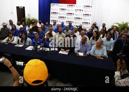 Maracaibo, Venezuela. 06.. Dezember 2022. Die regionale Exekutive der UNT-Partei und die Mitglieder der Zulia State Electoral Commission haben am 6. Dezember 2022 eine Pressekonferenz in der Stadt Maracaibo, Venezuela, einberufen. Die Präsidentin der blauen Markise Nora Bracho war dafür zuständig, die Medien über die Ergebnisse des Wahltags am vergangenen Samstag, dem 3., zu informieren. Die Präsidentin erklärt, sie sei stolz und dankbar gegenüber den Unterstützern, die zu 127.248 Stimmen im Staat Zulia geführt hätten. (Foto: Humberto Matheus/Sipa USA) Guthaben: SIPA USA/Alamy Live News Stockfoto