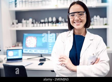 Porträt, Labor und asiatische Frau kreuzten die Arme, Forschung und wissenschaftliche Methoden für Gesundheit oder Heilung. Computer, weibliche Forscherin oder Medizinerin Stockfoto