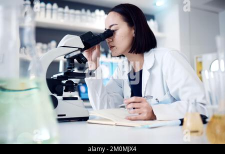 Wissenschaft, Mikroskop und Schreiben mit einer Ärztin, die in ihrem Labor Forschung für Innovation betreibt. Gesundheitswesen, Zoom und Notebook mit einer Frau Stockfoto