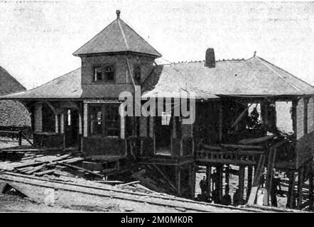 Unabhängigkeitsbahndepot, nachdem der Bahnsteig am 6. Juni 1904 von Dynamit in die Luft gejagt wurde Stockfoto