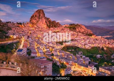 Caltabellotta, Sizilien, Italien. Stadtbild der historischen Stadt Caltabellotta in Sizilien bei dramatischem Sonnenuntergang. Stockfoto