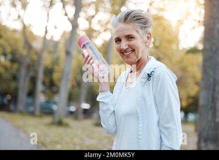 Wasser, Fitness und Park mit einer Seniorin, die während eines Trainings oder Trainings eine Flasche hält für einen gesunden Lebensstil. Porträt, Training und Wellness Stockfoto