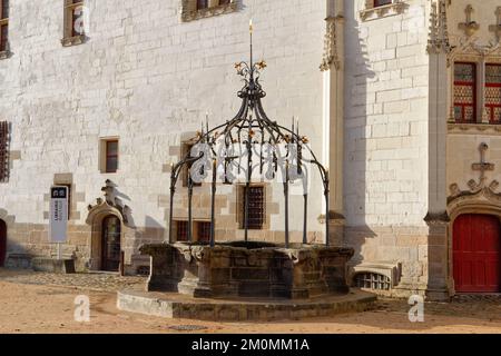 Der Brunnen des Schlosses der Herzöge der Bretagne, der einer Krone (der Bretagne und Frankreichs) ähnelt - Nantes, Pays de la Loire, Frankreich Stockfoto