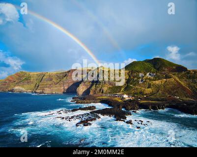 Blick auf die Küste und den Atlantischen Ozean mit Regenbogen, Ponta da Ferraria, Insel Sao Miguel, Azoren, Portugal Stockfoto