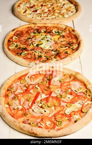 Nehmen Sie Lebensmittel mit verschiedenen Zutaten und knackigen Kanten Stockfoto