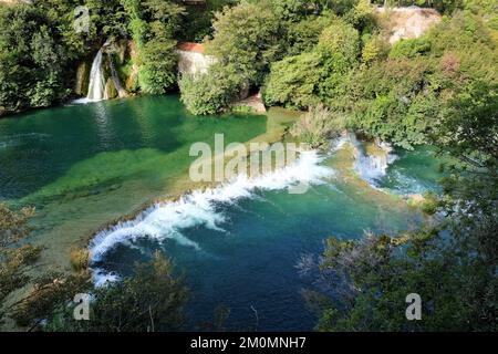 Blick von oben auf die Wasserfälle im Krka-Nationalpark in Kroatien Stockfoto