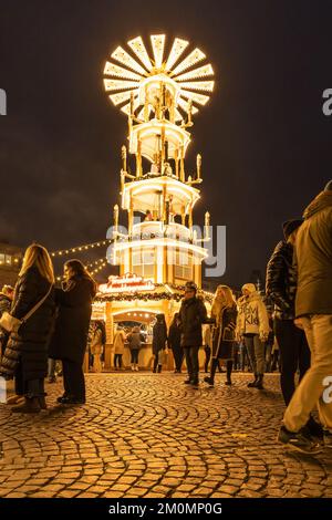 Ein vertikales Bild einer Weihnachtspyramide auf dem „Rossmarkt“-Weihnachtsmarkt bei Nacht, Frankfurt Stockfoto