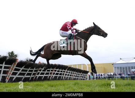 Aktenfoto von 26-04-2022 von Mighty Potter geritten von Jockey Jack Kennedy. Mighty Potter konnte nach seiner brillanten Darbietung in der Drinmore Novice Chase im Fairyhouse am Sonntag für weitere Auszeichnungen der ersten Klasse bieten. Ausgabedatum: Mittwoch, 7. Dezember 2022. Stockfoto