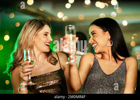 Party, Freundinnen und Champagner, Nachtklubtanz und das Glück der Frauen. DJ-Musik, alkoholische Getränke und Cocktail Toast zu Neujahr Stockfoto