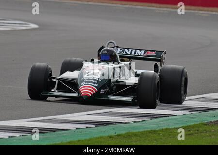 Ken Tyrrell, Tyrrell 011, Frank Williams Memorial Trophy für Masters Racing Legends, zwei zwanzig-Minuten-Rennen am Wochenende in den 1970er und 1980er Jahren F1 Stockfoto