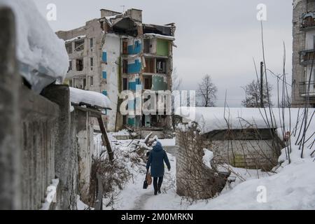 Borodianka, Ukraine. 06.. Dezember 2022. Zerstörte Wohngebäude sind in der Stadt Borodianka mit schneebedeckten Trümmern bedeckt, die zu Beginn der russischen Invasion in der Ukraine am 6. Dezember 2022 schwer beschädigt wurde (Foto von Maxym Marusenko/NurPhoto). Kredit: NurPhoto/Alamy Live News Stockfoto