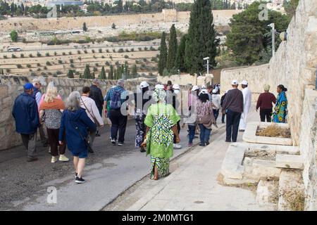 9. November 2022 Besucher, die den steilen Hügel von der Kirche Maria Magdalena hinunter in Richtung Garten Gethsemene an den westlichen Hängen der Stadt laufen Stockfoto