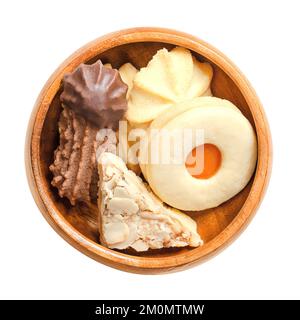 Auswahl an Weihnachtskeksen, Weihnachtsgebäck in einer Holzschüssel. Traditionelle Butterkekse in verschiedenen Formen. Stockfoto