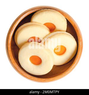 Linzer Kekse, traditionelle österreichische Weihnachtskekse, in einer Holzschüssel. Klassische runde Butterkekse mit Shortbread. Stockfoto