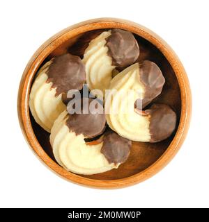 Halbmondförmige Butterkekse, Linzer Kipferl, in einer Holzschüssel. Traditionelles österreichisches Weihnachtsgebäck. Stockfoto