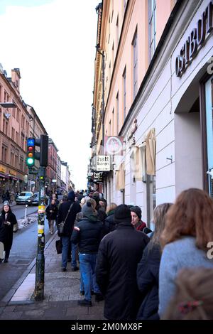 Stockholm, Schweden, 07./12. Dezember 2022, Eine lange Schlange vor dem Buchladen Soderbokhandeln, wo die französische Autorin Annie Ernaux, Preisträgerin des Literaturnobelpreises, Bücher signierte, in Stockholm, Schweden, 7. Dezember 2022.Foto: Tim Aro / TT / Code 12130 Kredit: TT News Agency/Alamy Live News Stockfoto