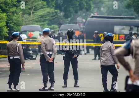 Bandung, Indonesien. 7.. Dezember 2022. Polizeibeamte stehen Wache in der Nähe des Polizeireviers, das vom Selbstmordattentat in Bandung, Indonesien, am 7. Dezember 2022 getroffen wurde. Nach einem Selbstmordattentat auf einer Polizeistation in Bandung, der Hauptstadt der indonesischen Provinz West-Java, am Mittwochmorgen wurden zwei Menschen getötet und neun weitere verletzt, so die Polizei. Kredit: Septianjar Muharam/Xinhua/Alamy Live News Stockfoto