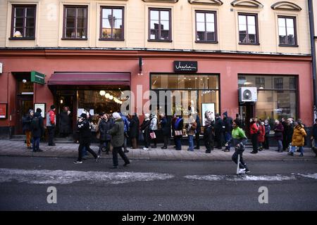 Eine lange Schlange vor dem Buchladen Soderbokhandeln, wo die französische Autorin Annie Ernaux, die Literaturnobelpreisträgerin, in Stockh Bücher signierte Stockfoto