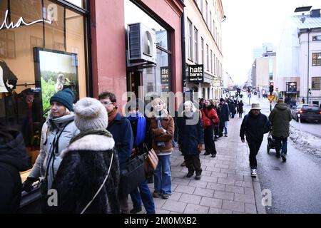 Eine lange Schlange vor dem Buchladen Soderbokhandeln, wo die französische Autorin Annie Ernaux, die Literaturnobelpreisträgerin, in Stockh Bücher signierte Stockfoto