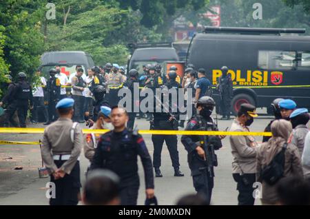 Bandung, Indonesien. 7.. Dezember 2022. Polizeibeamte stehen Wache in der Nähe des Polizeireviers, das vom Selbstmordattentat in Bandung, Indonesien, am 7. Dezember 2022 getroffen wurde. Nach einem Selbstmordattentat auf einer Polizeistation in Bandung, der Hauptstadt der indonesischen Provinz West-Java, am Mittwochmorgen wurden zwei Menschen getötet und neun weitere verletzt, so die Polizei. Kredit: Septianjar Muharam/Xinhua/Alamy Live News Stockfoto