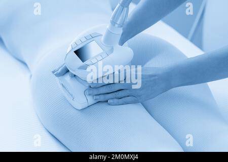 Frau in speziellen weißen Anzug, Anti Cellulite Massage im Spa. LPG, und Body Contouring Behandlung in der Klinik. Stockfoto