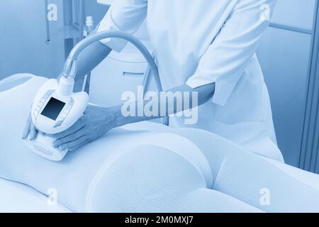 Frau in speziellen weißen Anzug, Anti Cellulite Massage im Spa. LPG, und Body Contouring Behandlung in der Klinik. Stockfoto