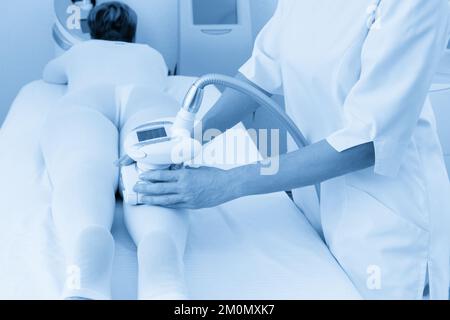 Frau in speziellen weißen Anzug, Anti Cellulite Massage im Spa. LPG, und Body Contouring Behandlung in der Klinik. Stockfoto