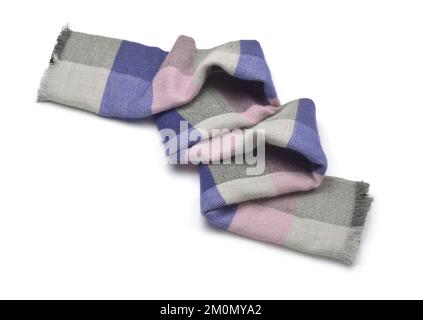 Blau karierter Wollschal isoliert auf Weiß Stockfoto