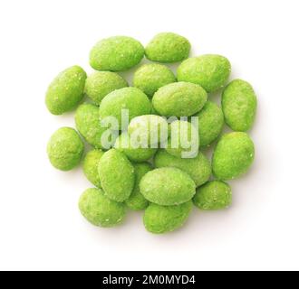 Draufsicht auf grüne, mit Wasabi beschichtete Erdnüsse, isoliert auf weiß Stockfoto