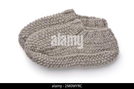 Seitenansicht der grauen handgestrickten Wollslipper-Socken, isoliert auf Weiß Stockfoto