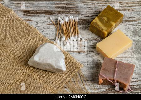 Ohrstöpsel mit handgefertigten Seifen und Salzgestein. Spa- und Entspannungskonzept. Stockfoto