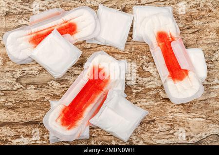 Stapel gebrauchter Sanitärpolster mit Blut. Menstruation und feminines Hygienekonzept. Stockfoto