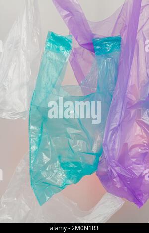 Vertikale Aufnahme verschiedener farbiger Plastiktüten. Neue mehrfarbige Kunststoffbeutel. Stockfoto