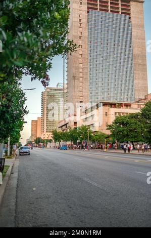 In Havanna wurden neue Gebäude errichtet und dieses Mal ein neuer Hotelturm auf der 23. Avenue neben dem Havana Libre Hotel Stockfoto