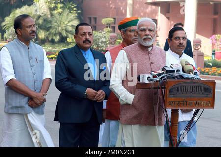 Neu-Delhi, Indien. 07.. Dezember 2022. Indiens Premierminister Narendra Modi spricht am Eröffnungstag der Wintersitzung 2022 im Parlamentsgebäude vor den Medien. Kredit: SOPA Images Limited/Alamy Live News Stockfoto