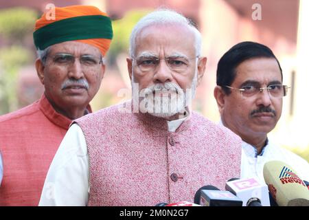 Neu-Delhi, Indien. 07.. Dezember 2022. Indiens Premierminister Narendra Modi spricht am Eröffnungstag der Wintersitzung 2022 im Parlamentsgebäude vor den Medien. Kredit: SOPA Images Limited/Alamy Live News Stockfoto