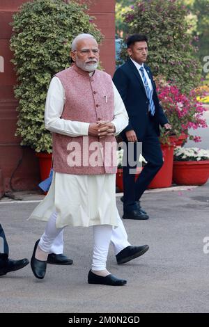 Neu-Delhi, Indien. 07.. Dezember 2022. Indiens Premierminister Narendra Modi kommt zum Eröffnungstag der Wintersitzung 2022 im Parlamentsgebäude an. Kredit: SOPA Images Limited/Alamy Live News Stockfoto