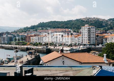 Castro Urdiales, Spanien - 15. August 2022: Stadtbild der Seestadt Castro Uridales in Kantabrien. Blick auf den Hafen. Sonniger Sommertag Stockfoto