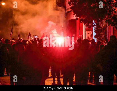 Athen, Griechenland. 06.. Dezember 2022. Demonstranten heben ihre Flagge, während sie während einer Demonstration auf der Straße in Exarcheia marschieren. Tausende Anarchisten haben einen Protest zum Gedenken an Alexis Grigoropoulos inszeniert, einen 15-jährigen Jungen, der 2008 von einem Polizisten aus nächster Nähe erschossen wurde. Später kämpften sie mit der Polizei, als sie molotow-Cocktail nach ihnen warfen. Kredit: SOPA Images Limited/Alamy Live News Stockfoto