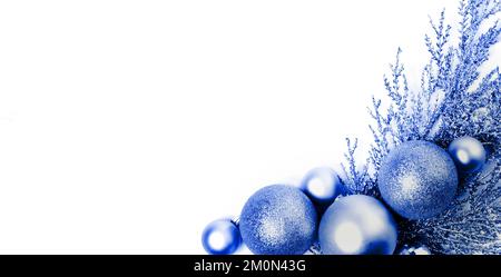 Weihnachtskomposition mit glänzenden Bällen in blauen Farbtönen. Farbe des Jahres 2020. Weihnachten, Neujahrskonzept. Flach liegend, Draufsicht, Kopierbereich Stockfoto