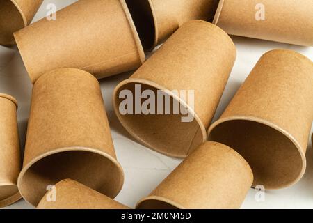 Viele braune leere Einwegbecher. Getränkebehälter. Stockfoto