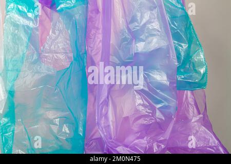Blaue und violette Plastikbeutel verschließen. Plastisches Verschmutzungskonzept. Stockfoto