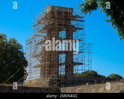 Monte Smith Akropolis von Rhodos. Ein Teil des dreieinhalb Säulen umfassenden peripteralen Tempels wurde wiederaufgebaut, wird aber jetzt von einem Stahlgerüst unterstützt. Stockfoto