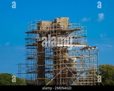 Monte Smith Akropolis von Rhodos. Ein Teil des dreieinhalb Säulen umfassenden peripteralen Tempels wurde wiederaufgebaut, wird aber jetzt von einem Stahlgerüst unterstützt. Stockfoto