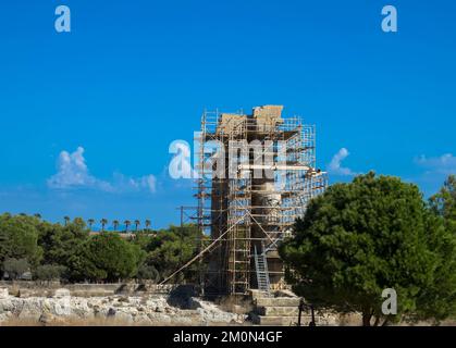 Monte Smith Akropolis von Rhodos. Ein Teil des dreieinhalb Säulen umfassenden peripteralen Tempels wurde wiederaufgebaut, wird aber jetzt von einem Stahlgerüst unterstützt. Stockfoto