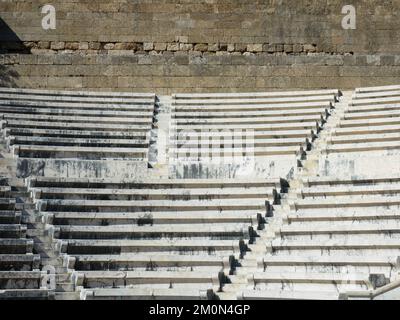 Odeon-Theater mit Marmorstühlen und Treppen. Die Akropolis von Rhodos. Monte Smith Hill, Insel Rhodos, Griechenland Stockfoto