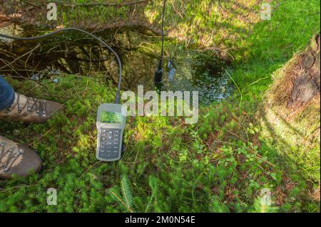 Hanna Sonde und Messgerät zur Messung der chemischen Eigenschaften von Wasser in den Vorwässern des Flusses Doethie, Bryn Deilos, Wales, Großbritannien Stockfoto